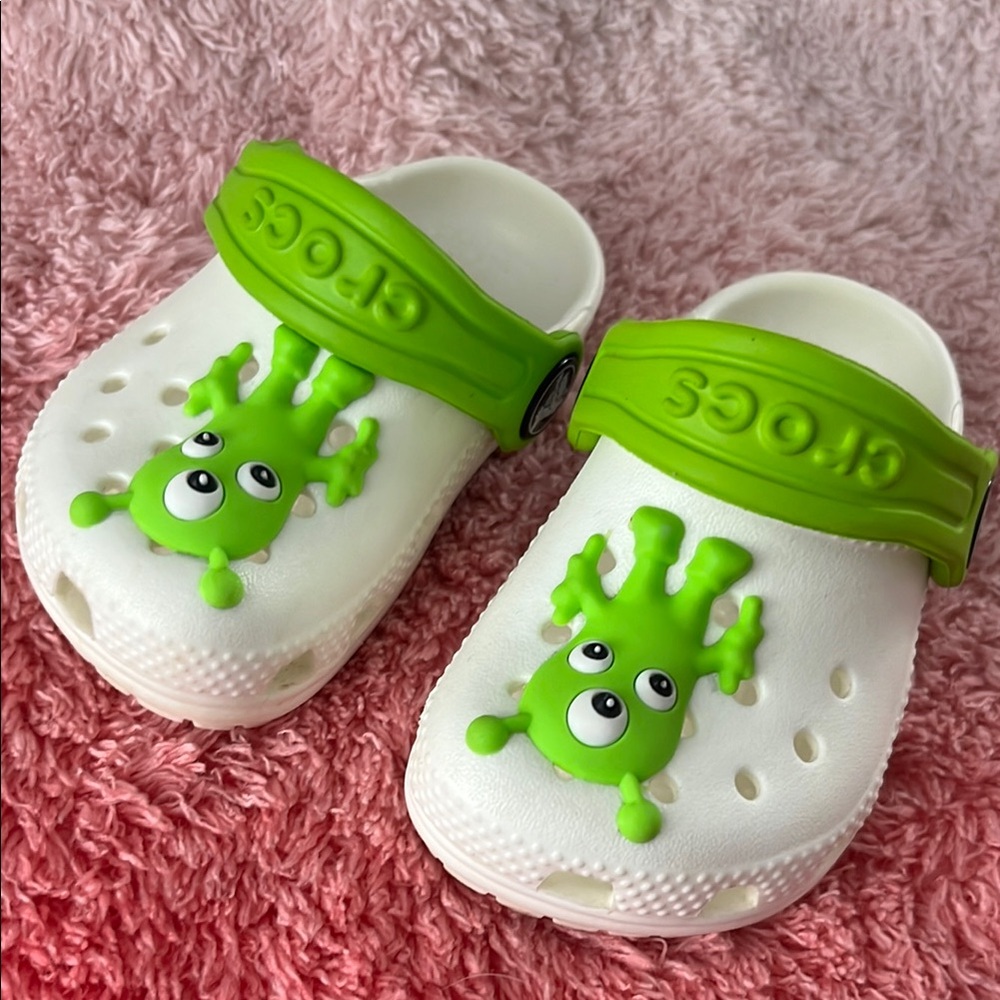 Crocs infant toddler glow in the dark alien  C4 size